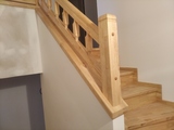 Samonosné dřevěné schodiště se sedlovými bočnicemi, hevey