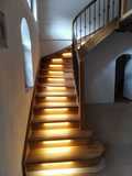 IInteriérové dřevěné samonosné schodiště s osvětlením a ohýbanou bočnicí