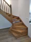 Dřevěné točité schodiště s podstupni a galerií