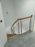 Dřevěné samonosné schodiště s nerezovým zábradlím a distanciery