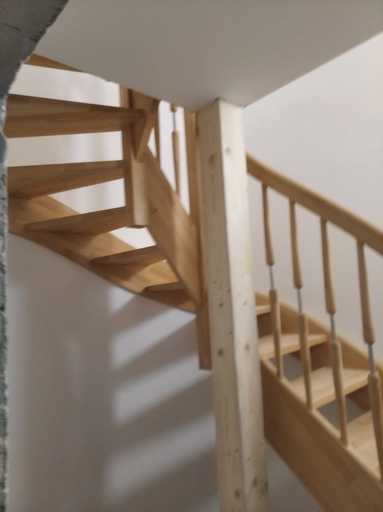 Dřevěné schodiště se zábradlím a galérií, výroba dřevěných schodišť Jiří Horák