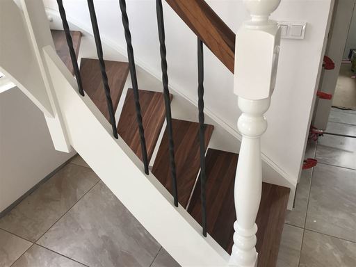 Kombinované dřevěné schodiště bílé