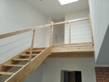 Samonosné dřevěné schodiště do L s galerií, schody Horák Hartvíkovice