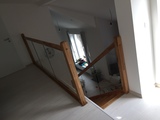 Samonosné dřevěvěné schodiště s osvětlením a skleněným zábradlím