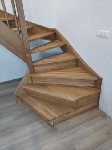Dřevěné točité schodiště s podstupni a galerií, výroba dřevěných schodů Jiří Horák