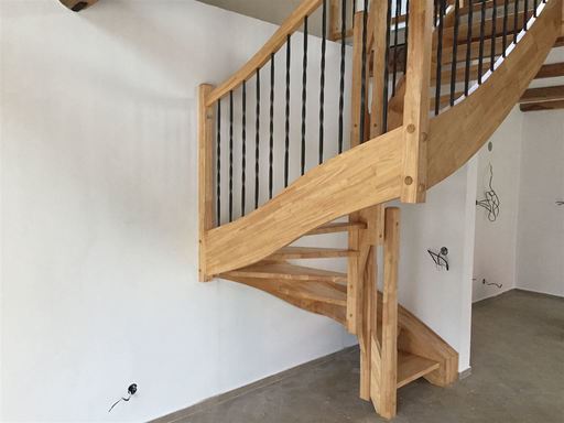 Dřevěné samonosné schodiště z dřeva hevey