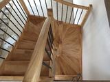 Dřevěné samonosné schodiště z dřeva hevey, Kutná Hora