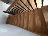 Samonosné interiérové schodiště s podstupni, materiál dub cink