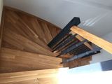 Samonosné interiérové schodiště s podstupni, materiál dub cink