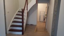 Celodřevěné samonosné schodiště s podstupni