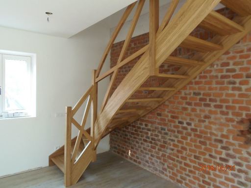 Dřevěné samonosné schodiště s dřevěným zábradlím, selský styl