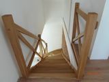 Dřevěné samonosné schodiště s dřevěným zábradlím, bez podstupňů