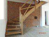 Dřevěné samonosné schodiště s dřevěným zábradlím, bez podstupňů