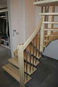 Samonosné dřevěné schodiště z jasanu se zábradlím a distanciéry