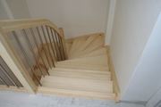 Samonosné dřevěné schodiště z jasanu se zábradlím a distanciéry