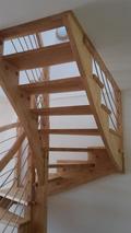 Dřevěné schodiště s nerezovým zábradlím a galerií