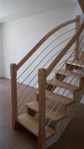 Dřevěné schodiště s nerezovým zábradlím a galerií