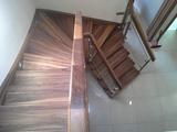 Dřevěné schodiště se skleněným zábradlím