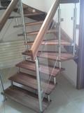 Dřevěné schodiště se skleněným zábradlím