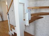 Dubové schodiště s železnou bočnicí