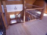 Samonosné dubové schody do srubu, drásené s osvětlením