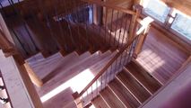 Samonosné dubové schody do srubu, drásené s osvětlením