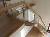Samonosné atypické dřevěné schodiště s distanciery a se zábradlím z nerezu a skla
