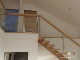 Samonosné atypické dřevěné schodiště s distanciery a se zábradlím z nerezu a skla