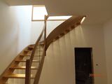 Samonosné schody, schodiště s osvětlením a skleněným zábradlím