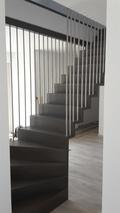 Dřevěné schodiště s nerezovým zábradlím a skleněnou galerií