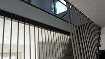 Dřevěné schodiště s nerezovým zábradlím a skleněnou galerií