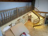 Dřevěné  schodiště samonosné, s ohýbanou bočnicí a balustrádou