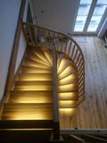Dřevěné  schodiště samonosné, s ohýbanou bočnicí a balustrádou