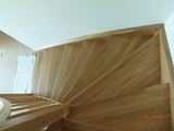 Samonosné dřevěné schodiště s dřevěným zábradlím