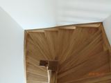 Samonosné dřevěné schodiště s dřevěným zábradlím