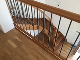 Samonosné dřevěné schodiště do L s galerií a dětskou brankou, schody Horák Hartvíkovice