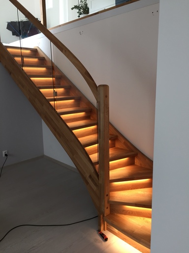 Samonosné dřevěvěné schodiště s osvětlením a skleněným zábradlím, dřevěné schody a schodiště Horák Hartvíkovice