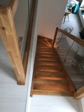 Samonosné dřevěvěné schodiště s osvětlením a skleněným zábradlím