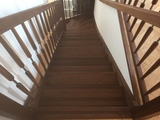 Samonosné dřevěné schodiště s nerez zábradlím a galerií