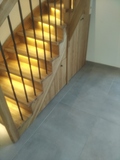 Dřevěné schodiště s osvětlením a úložným prostorem