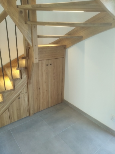 Dřevěné schodiště s osvětlením a úložným prostorem