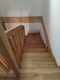 Dřevěné interiérové schodiště s osvětlením