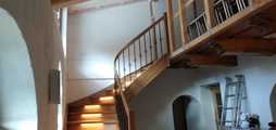 IInteriérové dřevěné samonosné schodiště s osvětlením a ohýbanou bočnicí